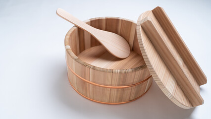 木製のおひつとシャモジ・日本のお米を入れる桶 © aomas