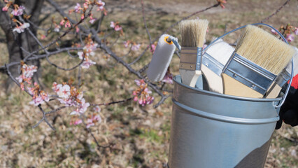 桜と塗装道具｜リフォーム・塗装業者・DIY イメージ
