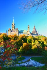 Fototapeta na wymiar Parliament Hill of Canada, early autumn in Major Hill Park, a beautiful sunny day in Ottawa