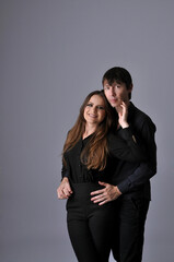 casal apaixonado ensaio retrato de estúdio com fundo neutro cinza 