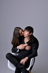casal apaixonado ensaio retrato de estúdio com fundo neutro cinza 