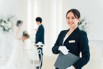 結婚式場・ホテルで働くウェディングプランナー・介添人・アテンダー・ホテリエの女性
