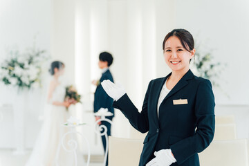Fototapeta premium 結婚式場・ホテルで働くウェディングプランナー・介添人・アテンダー・ホテリエの女性 