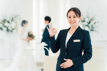 結婚式場・ホテルで働くウェディングプランナー・介添人・アテンダー・ホテリエの女性
