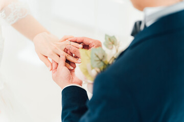 Obraz na płótnie Canvas 結婚式場で指輪交換する新郎新婦（結婚式・ウェディング・ブライダル） 