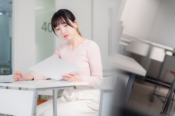試験を受ける女性