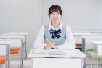 教室で自習をする女子高生