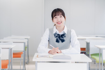 教室で自習をする女子高生