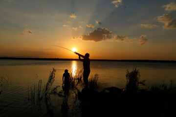 pescadores al atardecer