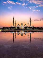 Fototapeta premium The Sheikh Zayed Grand Mosque during sunset, in Abu Dhabi, United Arab Emirates
