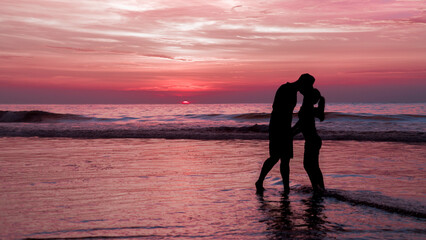 Fototapeta premium Beso al atardecer en la playa