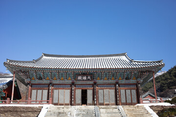 한국의 유명 사찰중의 하나인 지리산 화엄사의 겨울모습