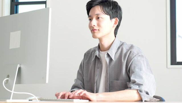 パソコン作業をする日本人男性