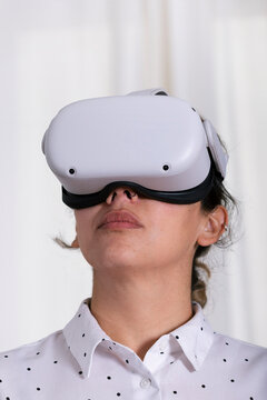 Woman with virtual reality glasses.