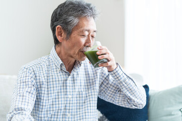 青汁を持つミドルの日本人男性