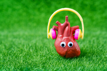 Happy Heart Character Listening to Music with Headphones - obrazy, fototapety, plakaty