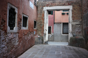 Fototapeta na wymiar Calle de porton - Venice - Italy