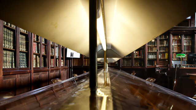 old books in library // ibros antiguos en la biblioteca