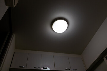 暗い部屋の中で光る半球形の照明器具