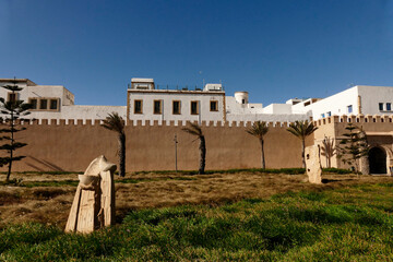 mura e palazzi di Essaoiura, l'architettura della città è marcata da bei palazzi in stile rococo...