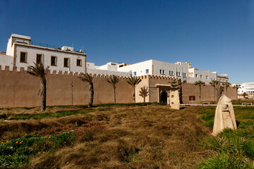 Fototapeta na wymiar mura e palazzi di Essaoiura, l'architettura della città è marcata da bei palazzi in stile rococo portoghese e dalle mura costruite durante il regno di Muhammed III