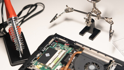 the master soldering the laptop chip