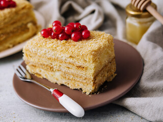 currants on napaleon cake close up