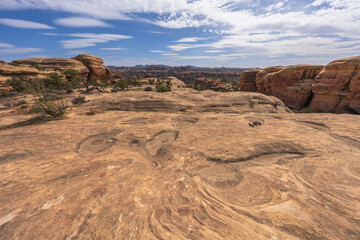 Fototapeta premium hiking the chesler park loop trail in the needles in canyonlands national park, usa