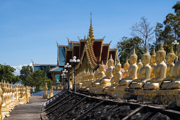 Fototapeta na wymiar Statues de bouddhas et temple de Wat Phousalao