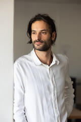 portrait d'un jeune homme, employé de bureau souriant et sympathique qui regarde la caméra