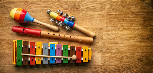Musikinstrumente einer Musikschule liegen auf einem Tisch - Blockflöte - Xylofon - Maracas -...