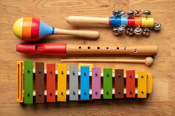 Musikinstrumente einer Musikschule liegen auf einem Tisch - Blockflöte - Xylofon - Maracas -...
