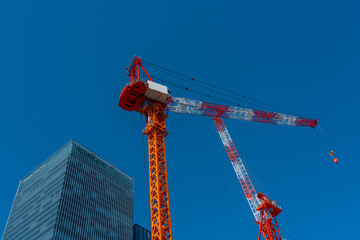工事中のクレーンと青空