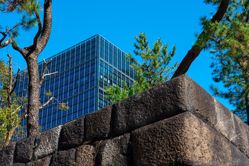 歴史的な石垣と現代的なビル・Historic stone walls and modern buildings