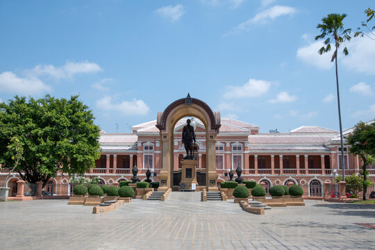 Saranrom Palace architecture in orange with a monument in Bangkok