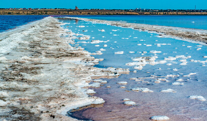 Drying and shallowing of the Kuyalnitsky estuary, salt in the form of crystalline forms in a hypersaline reservoir, ecological disaster