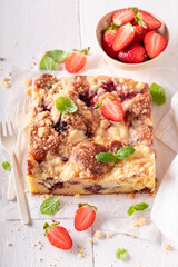 Sweet and homemade strawberry cake made of strawberries and mint.