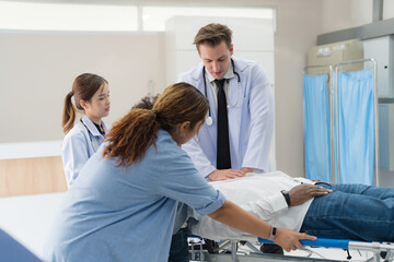 Obraz premium The doctor puts a splint on a patient with a leg.