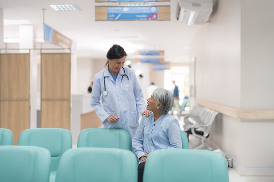 Elderly woman checkup Discuss the symptoms.