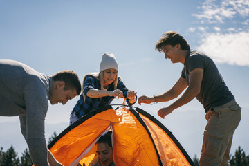 Naklejka premium Tieing the tent