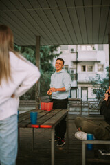 Obraz premium Boy smiling and playing beer pong
