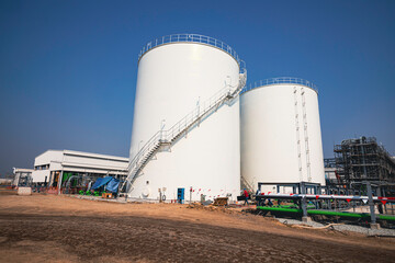 Obraz premium New construction chemical industry tank scaffolding storage tank