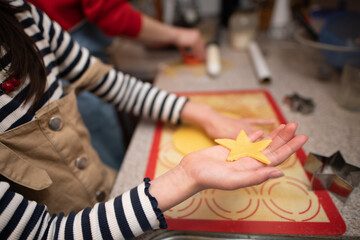 Fototapeta na wymiar クッキーを作る親子の手