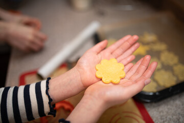 Obraz na płótnie Canvas クッキーを作る親子の手