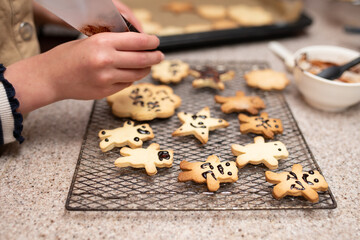 クッキーを作る子供の手