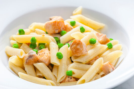 pasta penne with salmon and green peas