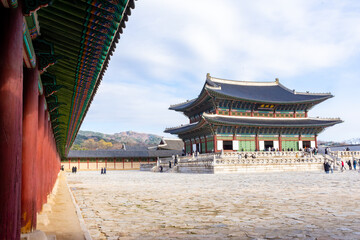 Obraz premium Korean traditional hanok architecture. Beautiful Architecture of Gyeongbokgung Palace in Seoul, South Korea
