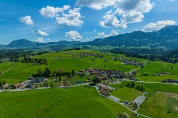 Fototapeta na wymiar Ausblicke rund um Obermaiselstein, die Ortsteile Niederdorf und Oberdorf