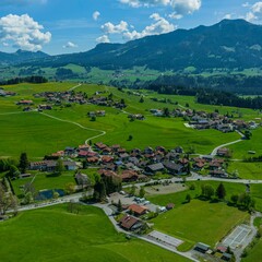 Fototapeta na wymiar Ausblicke rund um Obermaiselstein, Blick über die Ortsteile Niederdorf und Oberdorf zum Sonhofener Hörnle
