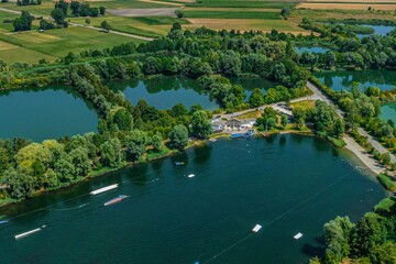 Fototapeta premium Ausblick auf die Baggersee-Landschaft im Donau-Ried bei Gundelfingen, die Wakeboardanlage Gufi im Luftbild